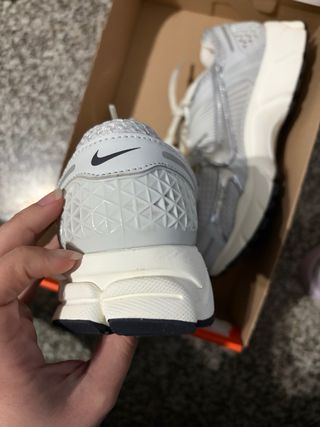 Nike Vomero 5 Gris y Plateado