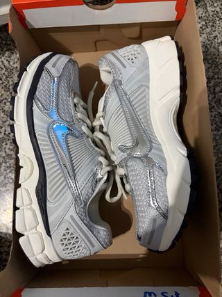 Nike Vomero 5 Gris y Plateado