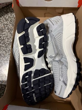 Nike Vomero 5 Gris y Plateado