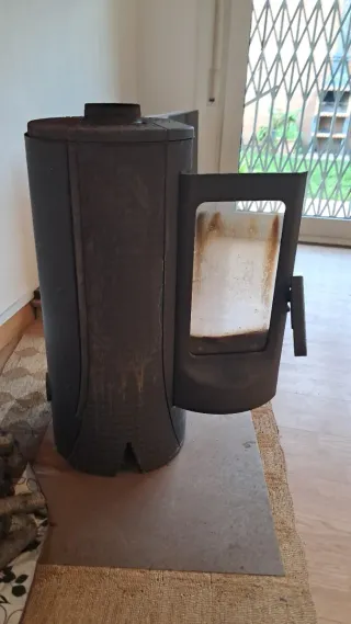 Estufa de leña negra