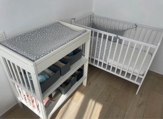 Cuna con cambiador de madera