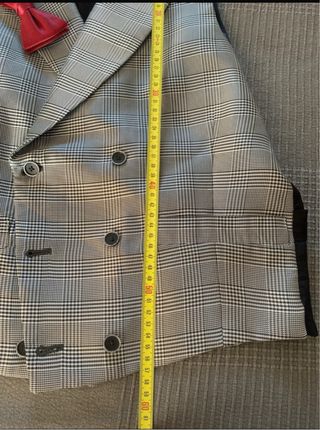 Chaleco de cuadros gris con pajarita burdeos