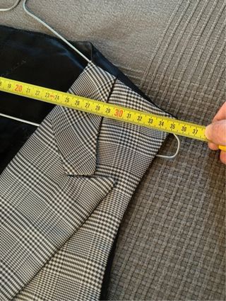 Chaleco de cuadros gris con pajarita burdeos