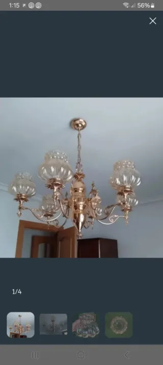 Lámpara de salón dorada y transparente