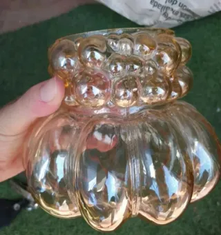 Lámpara de salón dorada y transparente