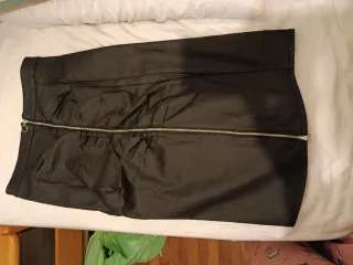 Falda negra con cremallera