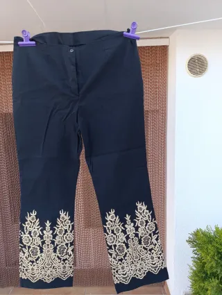 Pantalón negro con bordado floral Camel XXL