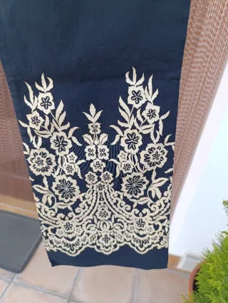 Pantalón negro con bordado floral Camel XXL