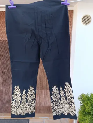 Pantalón negro con bordado floral Camel XXL