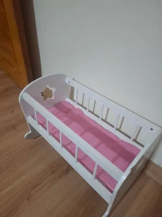 Cuna de madera para muñecos