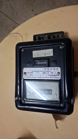 Antiguo contador de luz F.E.C.S.A.