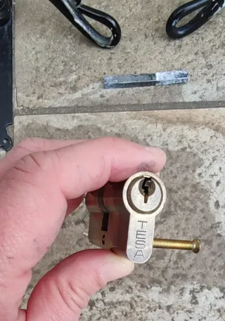 MANILLAS PUERTA DE HIERRO FORJADO + CERRADURA