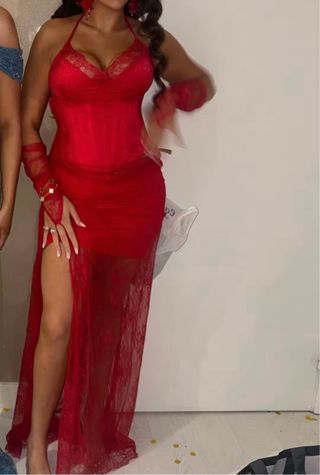 Vestido rojo de encaje con accesorio corset,guante