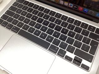 portatil apple apple macbook air m4 10-core 4.4 13 (8gpu) (2025) (a3240)