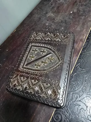 Caja templaria con detalles flor de lis.