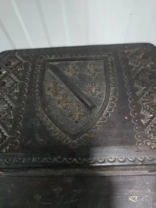 Caja templaria con detalles flor de lis.