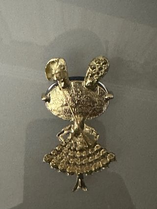 Broche de conejo con gafas y vestido