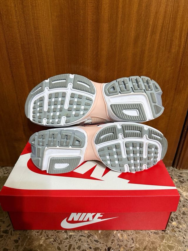 Zapatilla Nike V2K RUN Talla 42.5