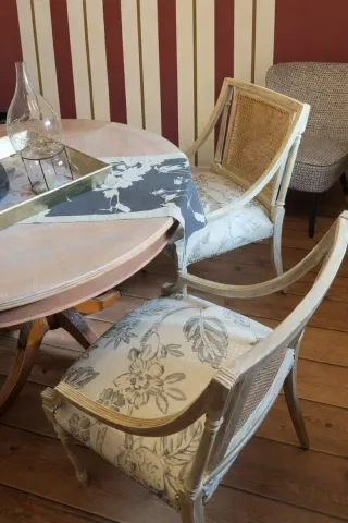 Silla antigua con asiento estampado