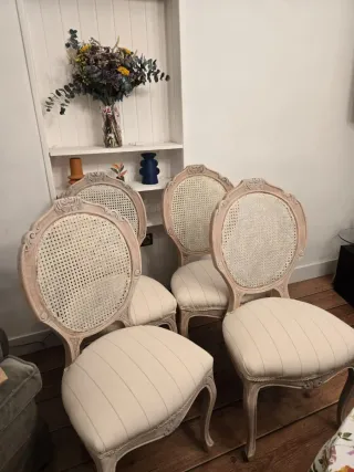 Silla antigua con asiento estampado