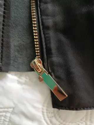 Cazadora de piel negra