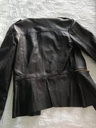 Cazadora de piel negra