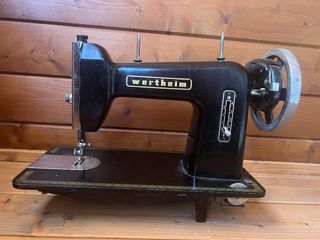 Bonita Máquina de coser Wertheim antigua