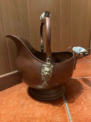 Carbonera antigua cobre con asas de porcelana