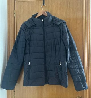 Plumífero azul marino con capucha