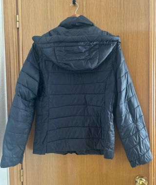 Plumífero azul marino con capucha