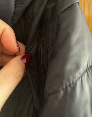 Plumífero azul marino con capucha