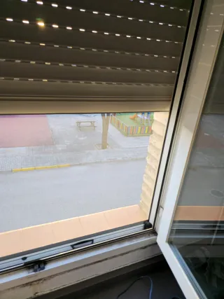 Ventana de aluminio blanca