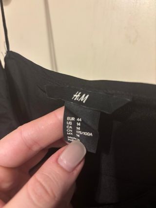 Camiseta H&M volantes negra talla 44