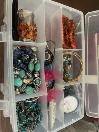 3 Estuches de abalorios y piedras