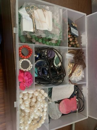 3 Estuches de abalorios y piedras