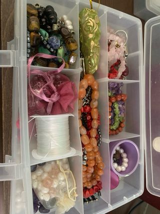 3 Estuches de abalorios y piedras