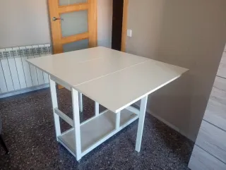 Mesa plegable blanca con estante
