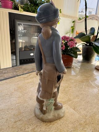 Figura niño con perro de porcelana