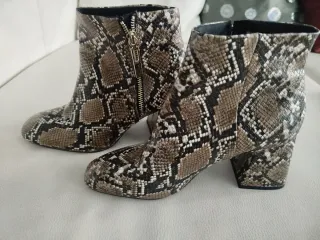 Botines estampado serpiente tacón