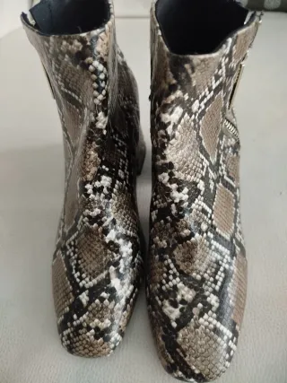 Botines estampado serpiente tacón