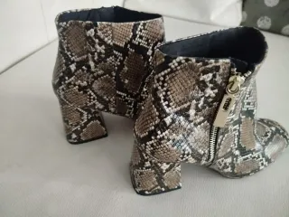 Botines estampado serpiente tacón