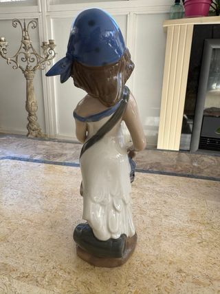 Figura niña pirata porcelana