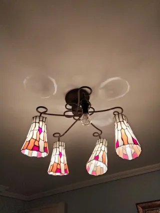 Lámparas de forja con vidrieras.