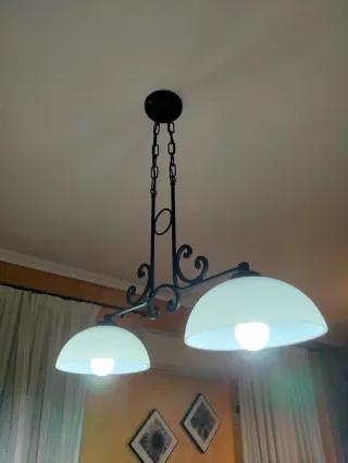Lámparas de forja con vidrieras.