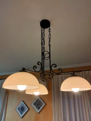 Lámparas de forja con vidrieras.