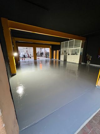 Suelo epoxi decorativo o para instalaciones indust