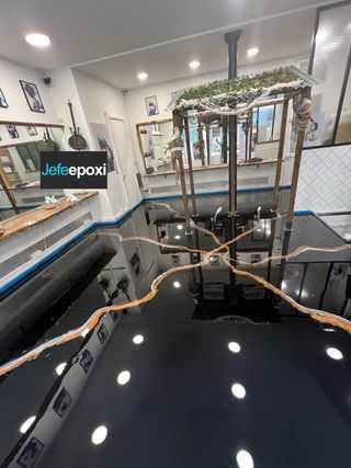 Suelo epoxi decorativo o para instalaciones indust