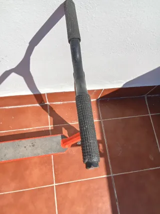 Patinete infantil rojo.