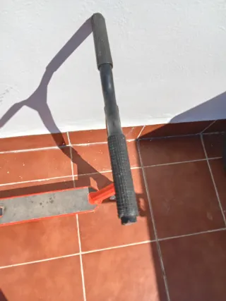 Patinete infantil rojo.