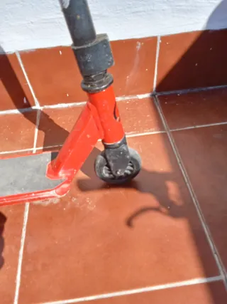 Patinete infantil rojo.